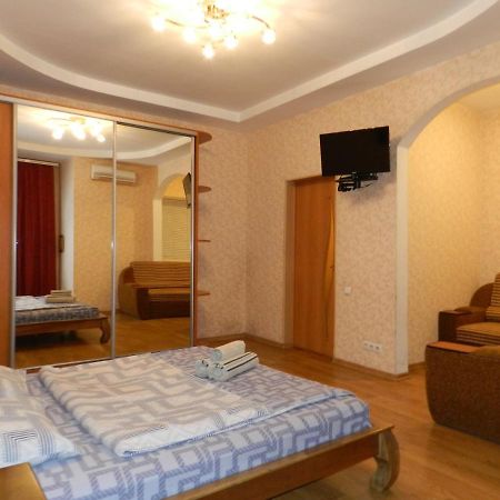 1-Room Apartment 50M2 On Metalurhiv Avenue 17, By Grandhome Zaporizhia Extérieur photo