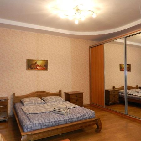 1-Room Apartment 50M2 On Metalurhiv Avenue 17, By Grandhome Zaporizhia Extérieur photo
