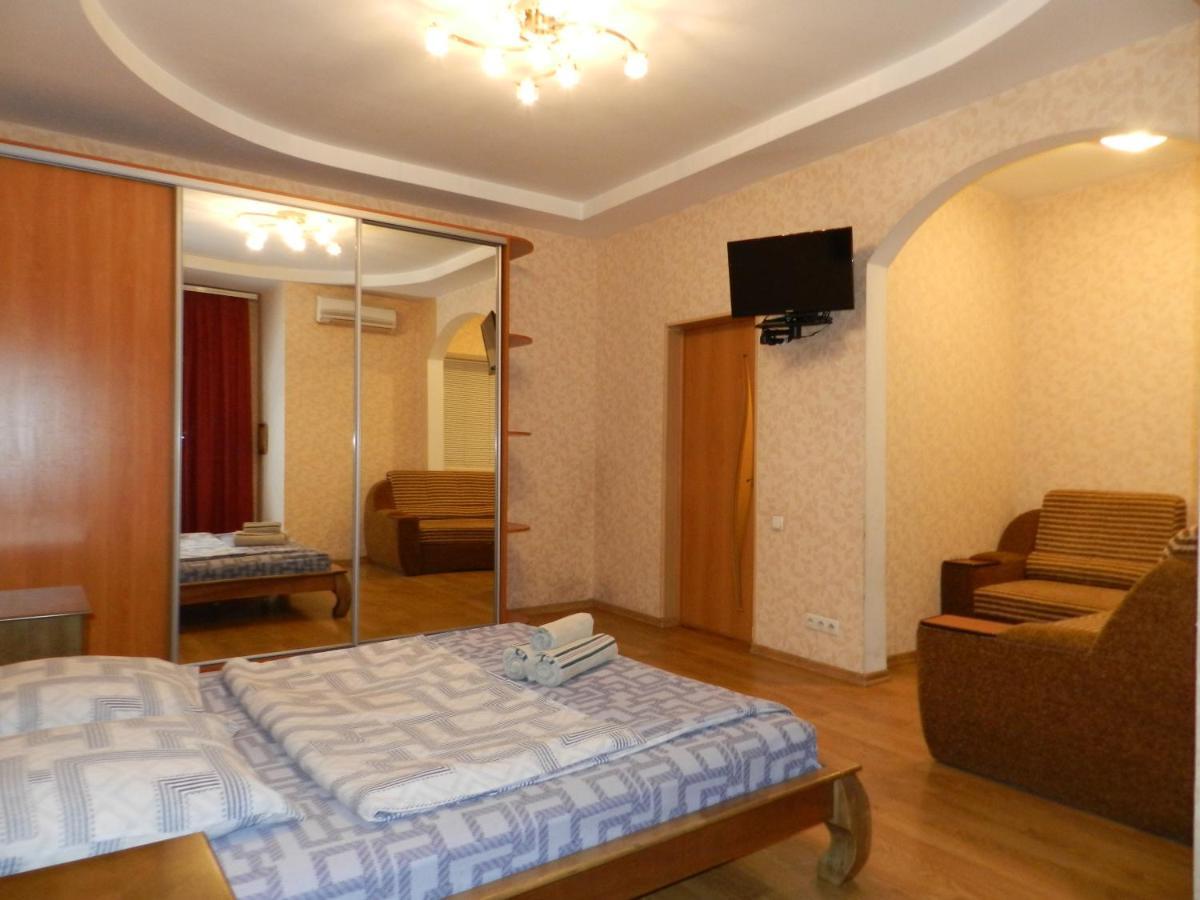 1-Room Apartment 50M2 On Metalurhiv Avenue 17, By Grandhome Zaporizhia Extérieur photo