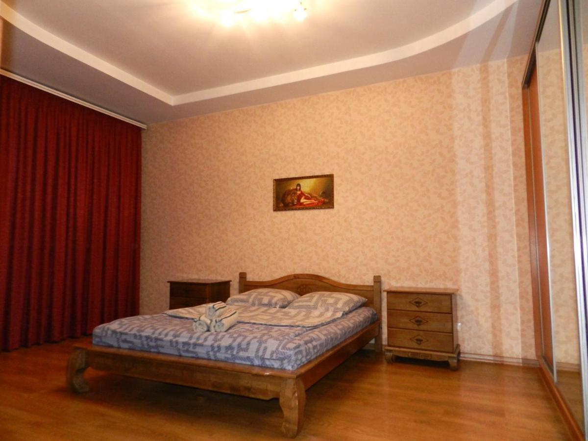 1-Room Apartment 50M2 On Metalurhiv Avenue 17, By Grandhome Zaporizhia Extérieur photo