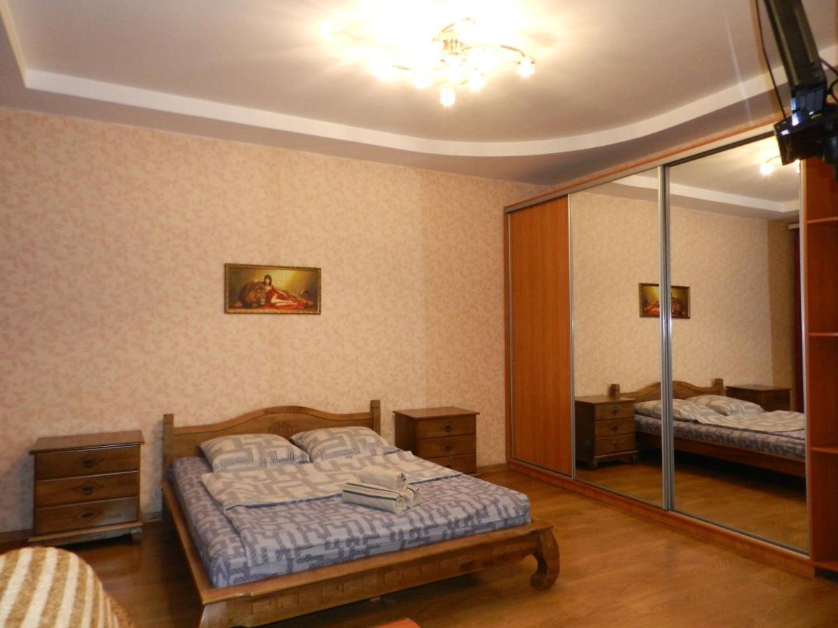 1-Room Apartment 50M2 On Metalurhiv Avenue 17, By Grandhome Zaporizhia Extérieur photo