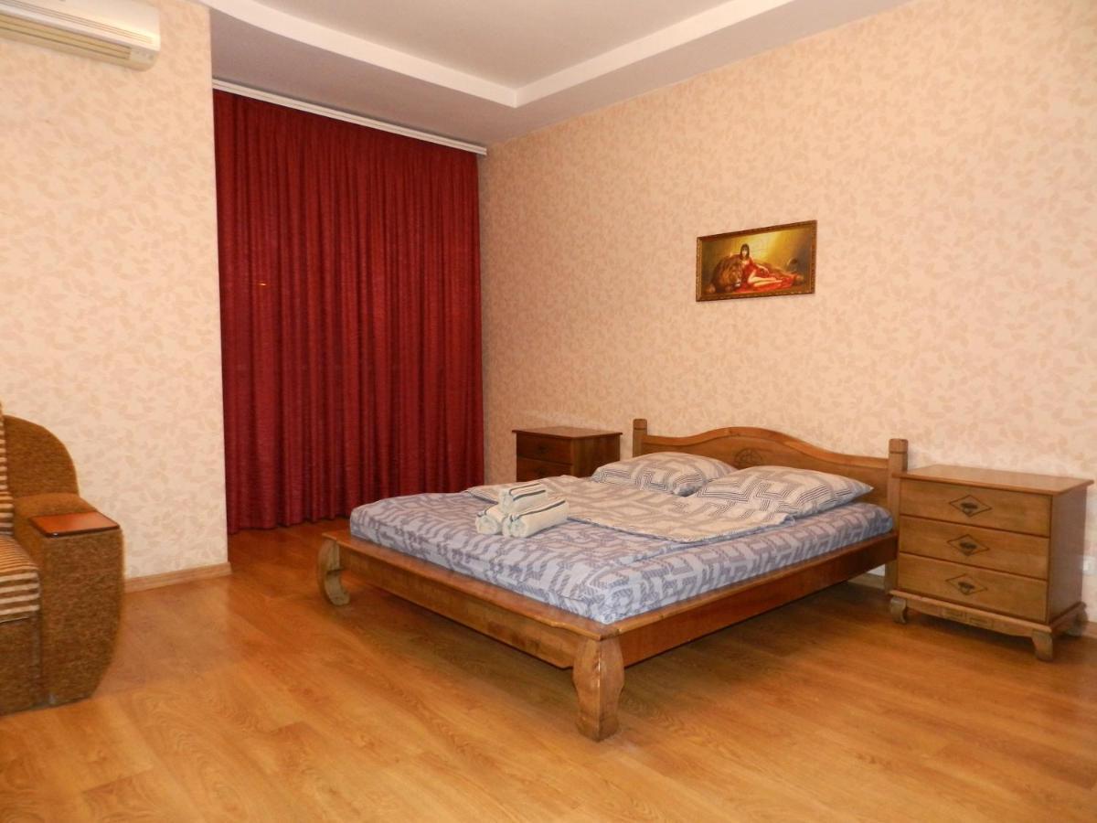 1-Room Apartment 50M2 On Metalurhiv Avenue 17, By Grandhome Zaporizhia Extérieur photo